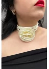 Krem Renk Gül Detaylı Choker Kolye