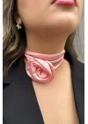 Pembe Renk Gül Detaylı Choker Kolye