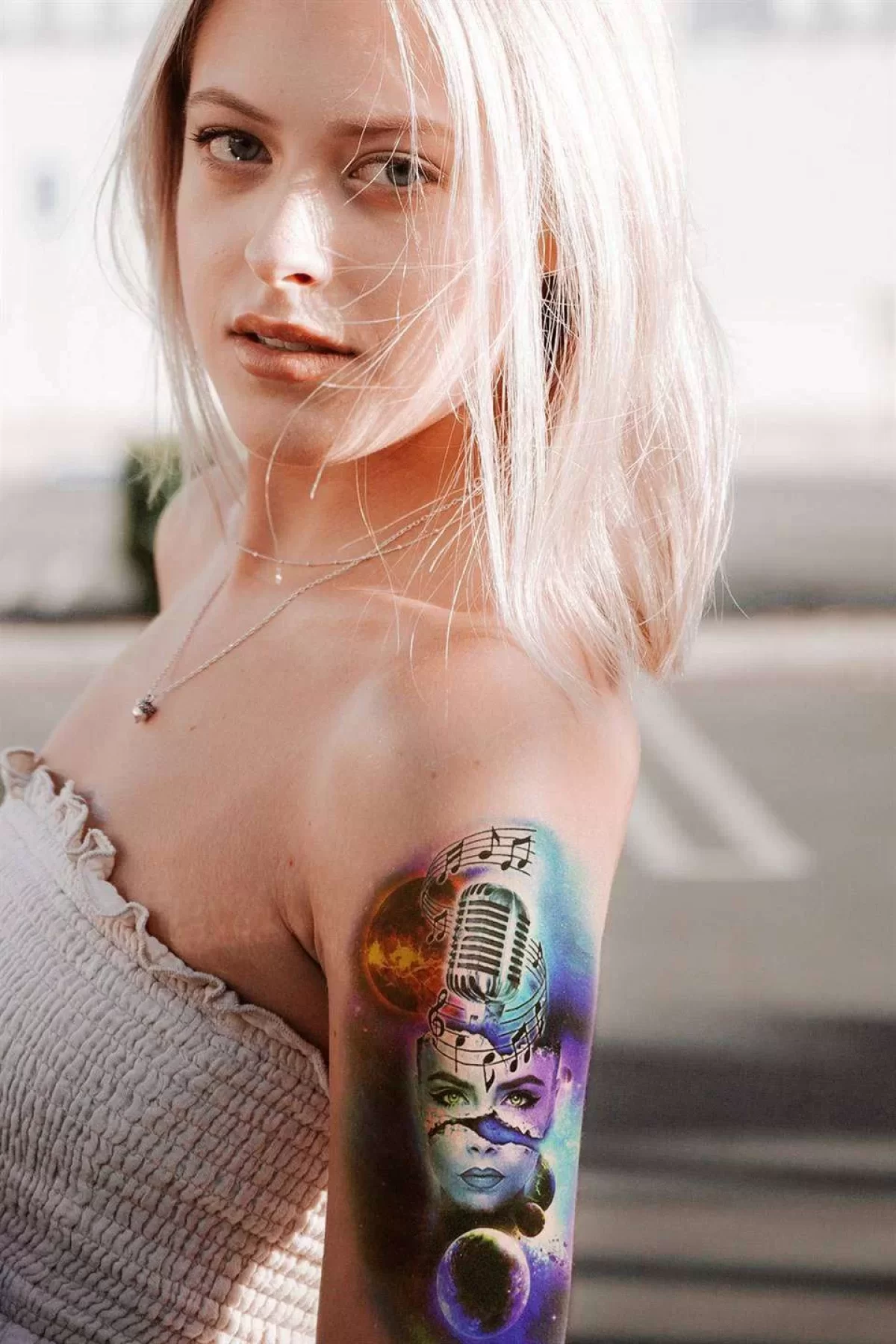 Geçici Kadın, Mikrofon Ve Gezegen Dövme Tattoo