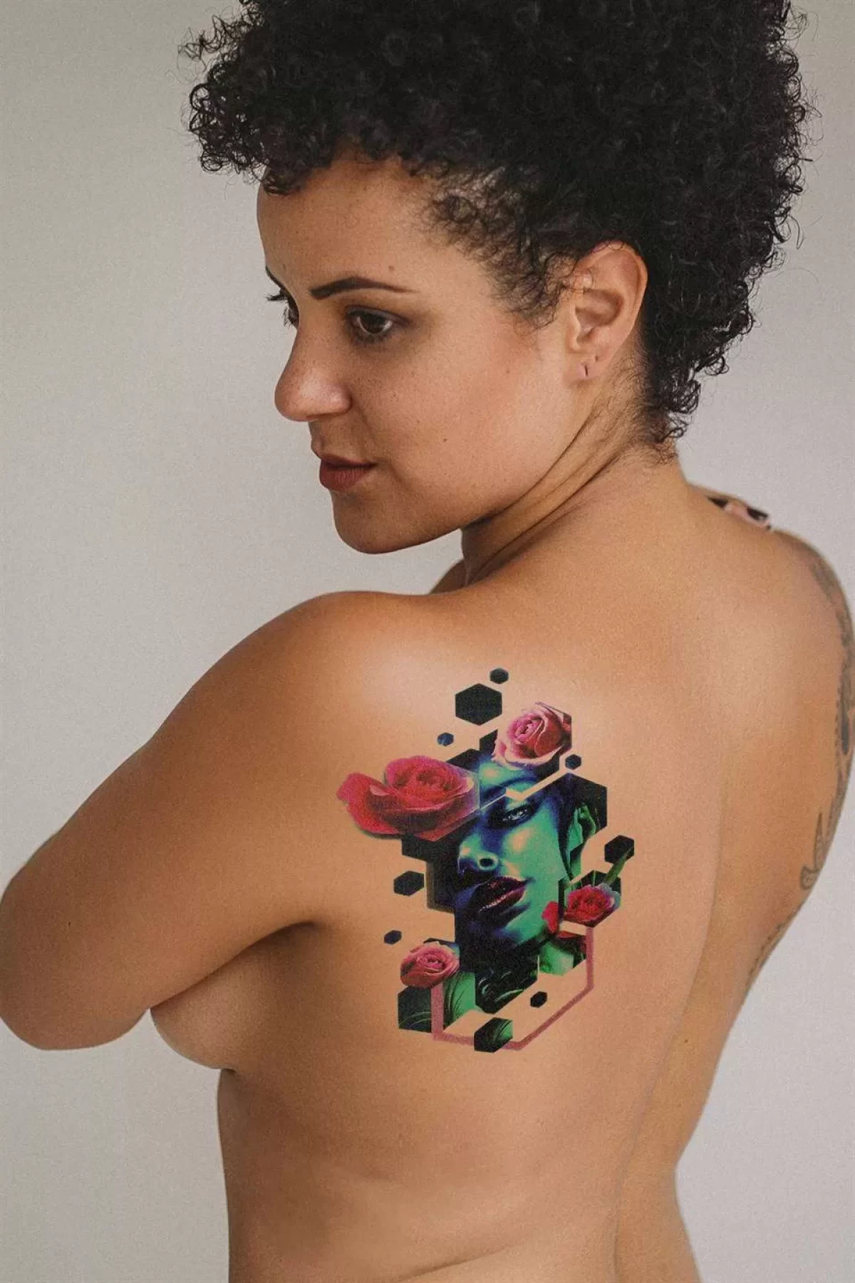 Geçici Kadın Modelli Dövme Tattoo