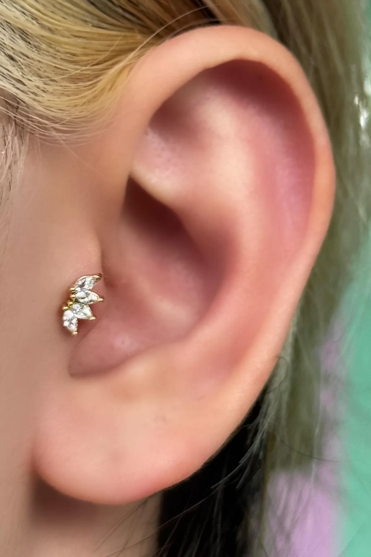 Altın Renk Taş Detaylı Çelik Tragus/Kıkırdak Küpe/Piercing (Tek)