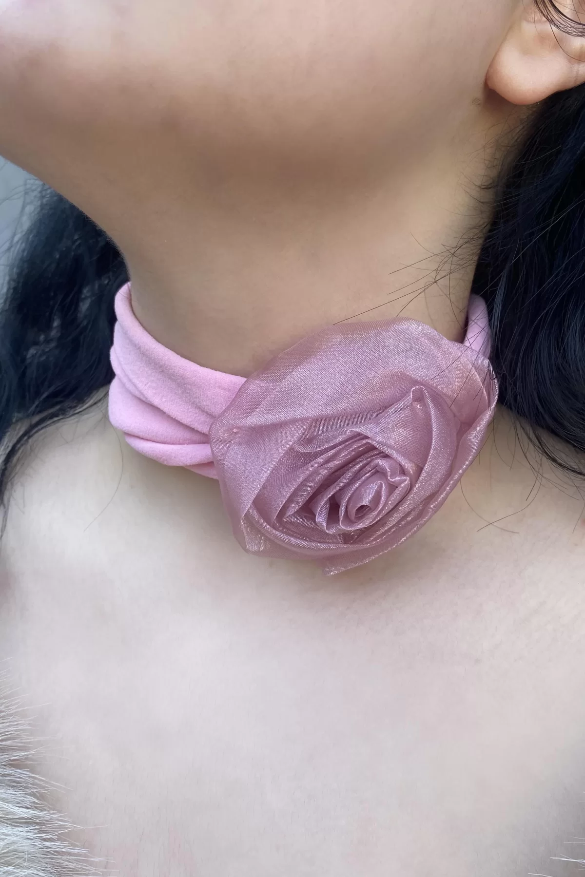 Gül Kurusu Renk Gül Detaylı Choker Kolye