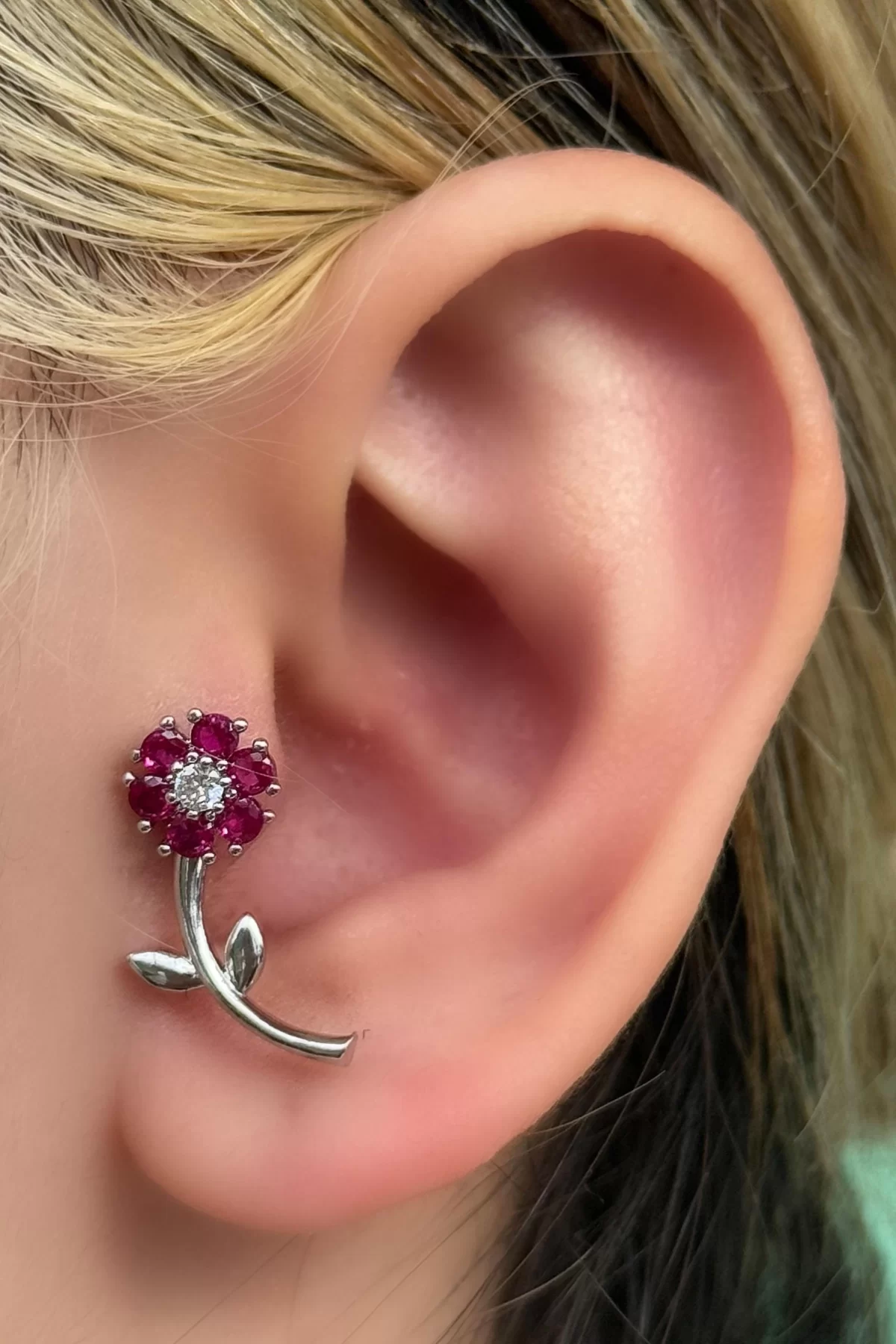 Gümüş Renk Çiçek Figürlü Taş Detaylı Çelik Tragus/Kıkırdak Küpe/Piercing (Tek)