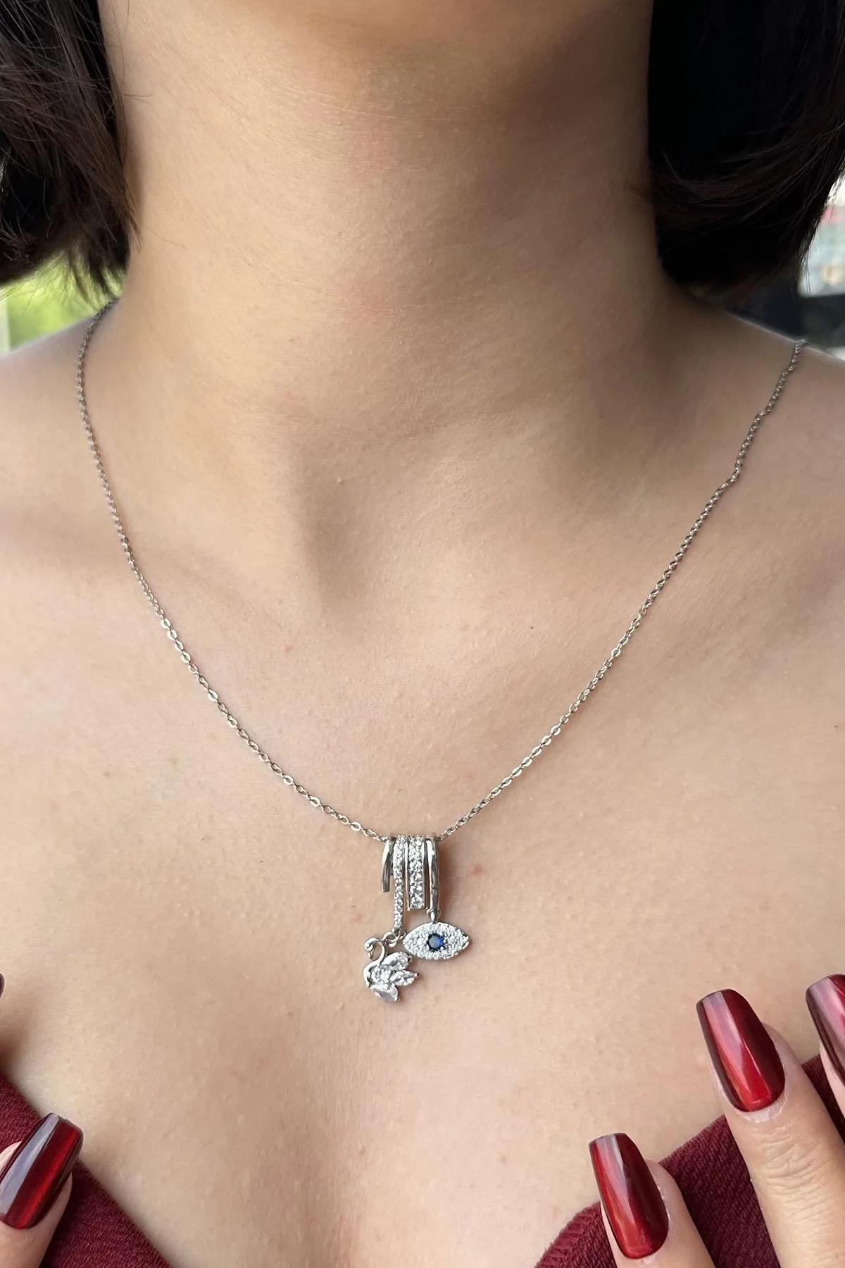 Gümüş Renk Kuğu Ve Göz Figürlü Taş Detaylı Çelik Kolye