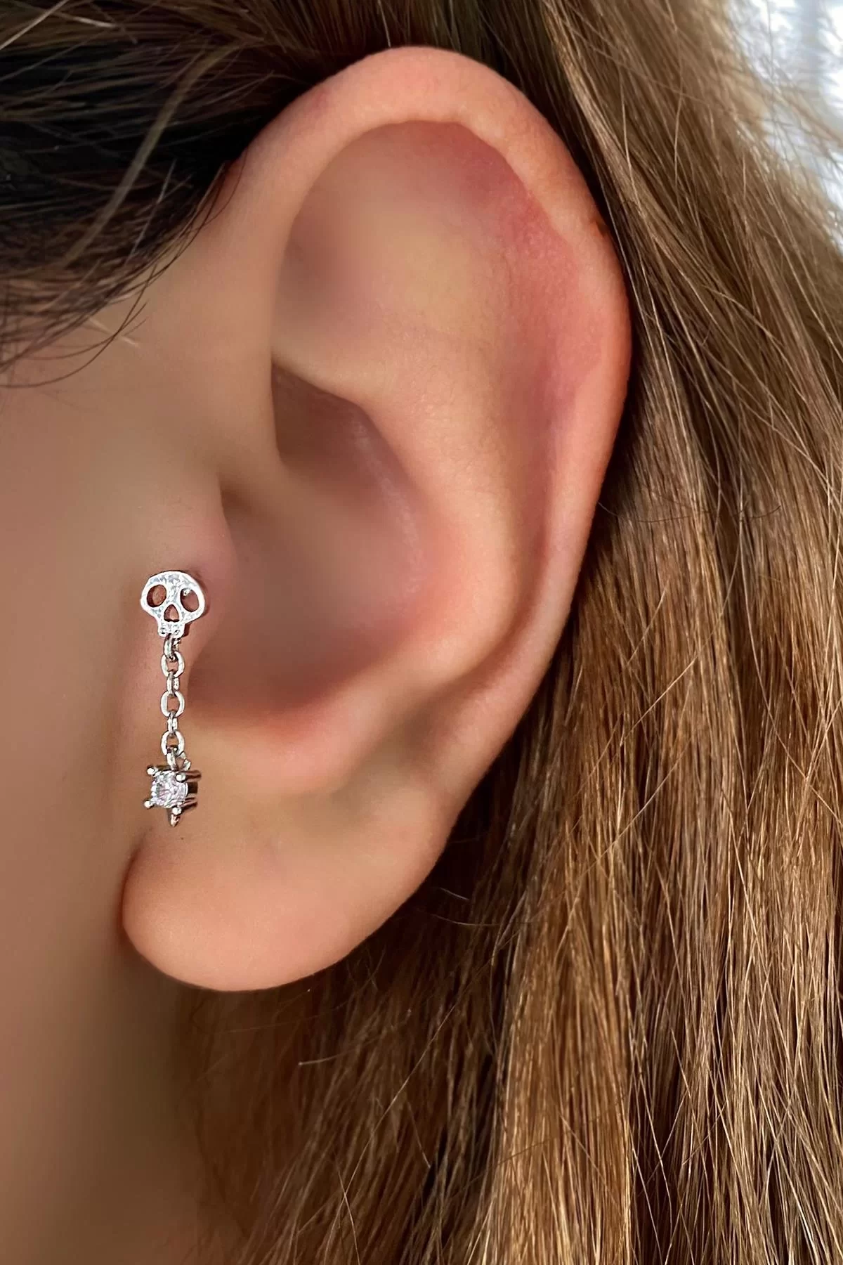 Gümüş Renk Kuru Kafa Figürlü Taş Detaylı Cerrahi Çelik Tragus/kıkırdak Küpe/piercing (tek)