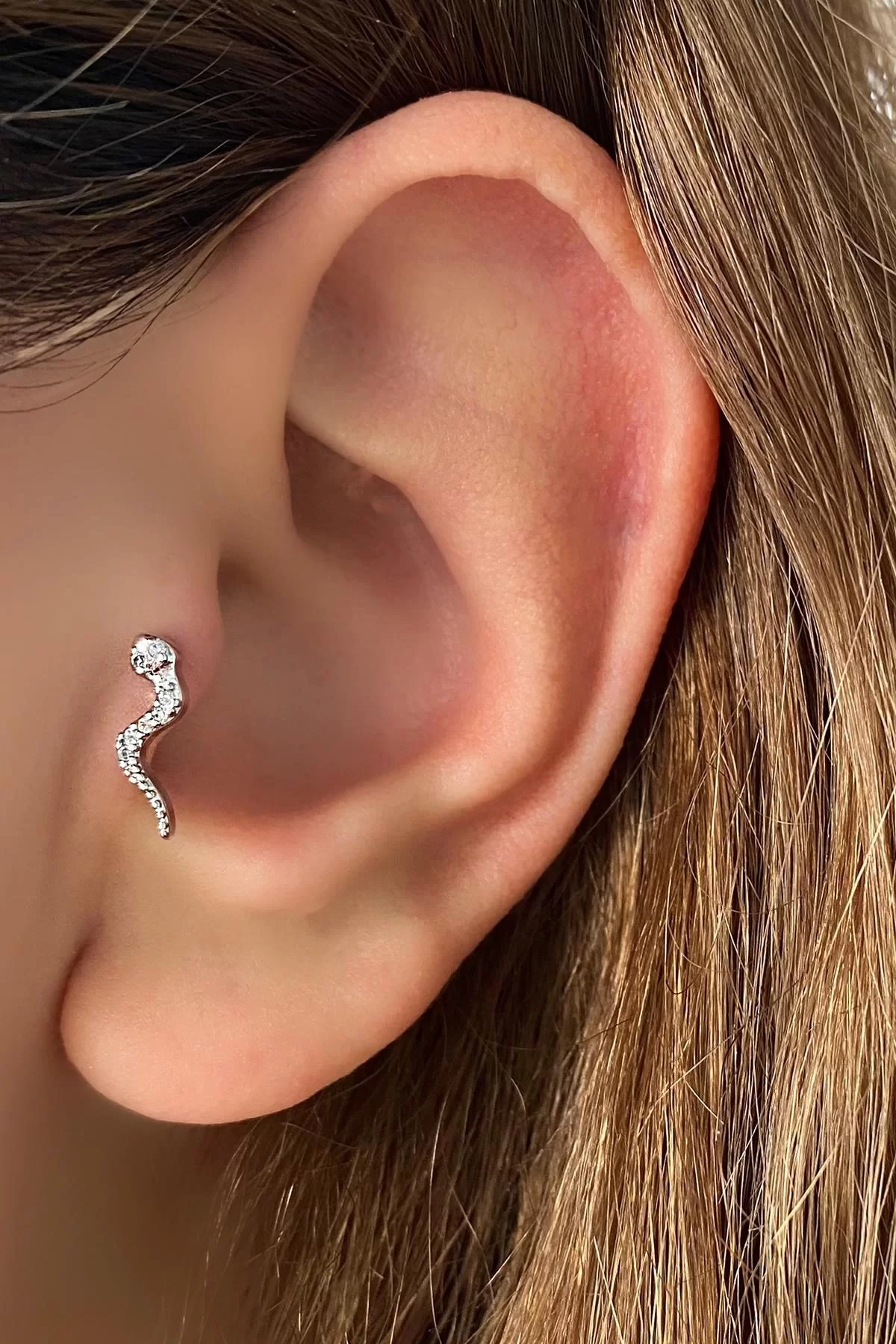 Gümüş Renk Yılan Figürlü Taş Detaylı Cerrahi Çelik Tragus/kıkırdak Küpe/piercing (tek)