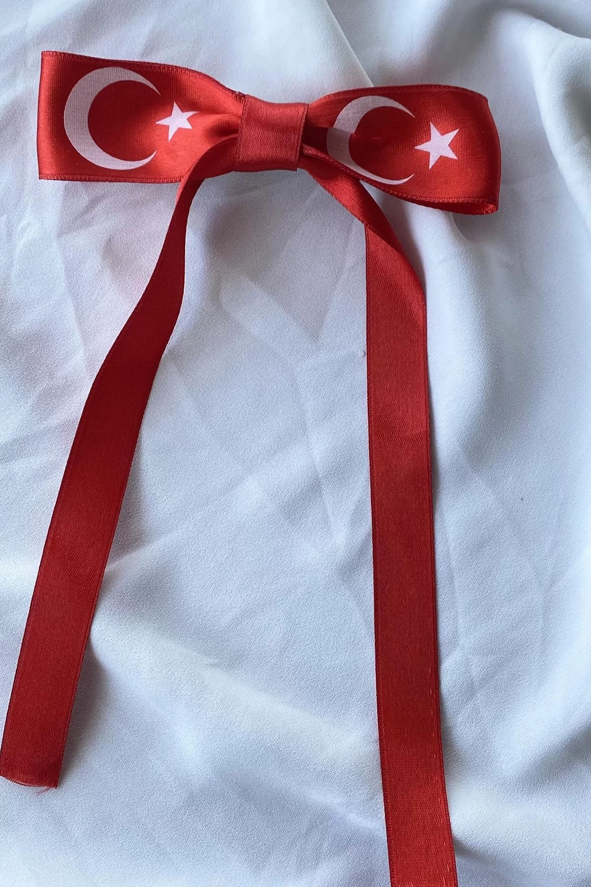 Kırmızı Renk Ay Yıldız Detaylı Kurdele Figürlü Toka