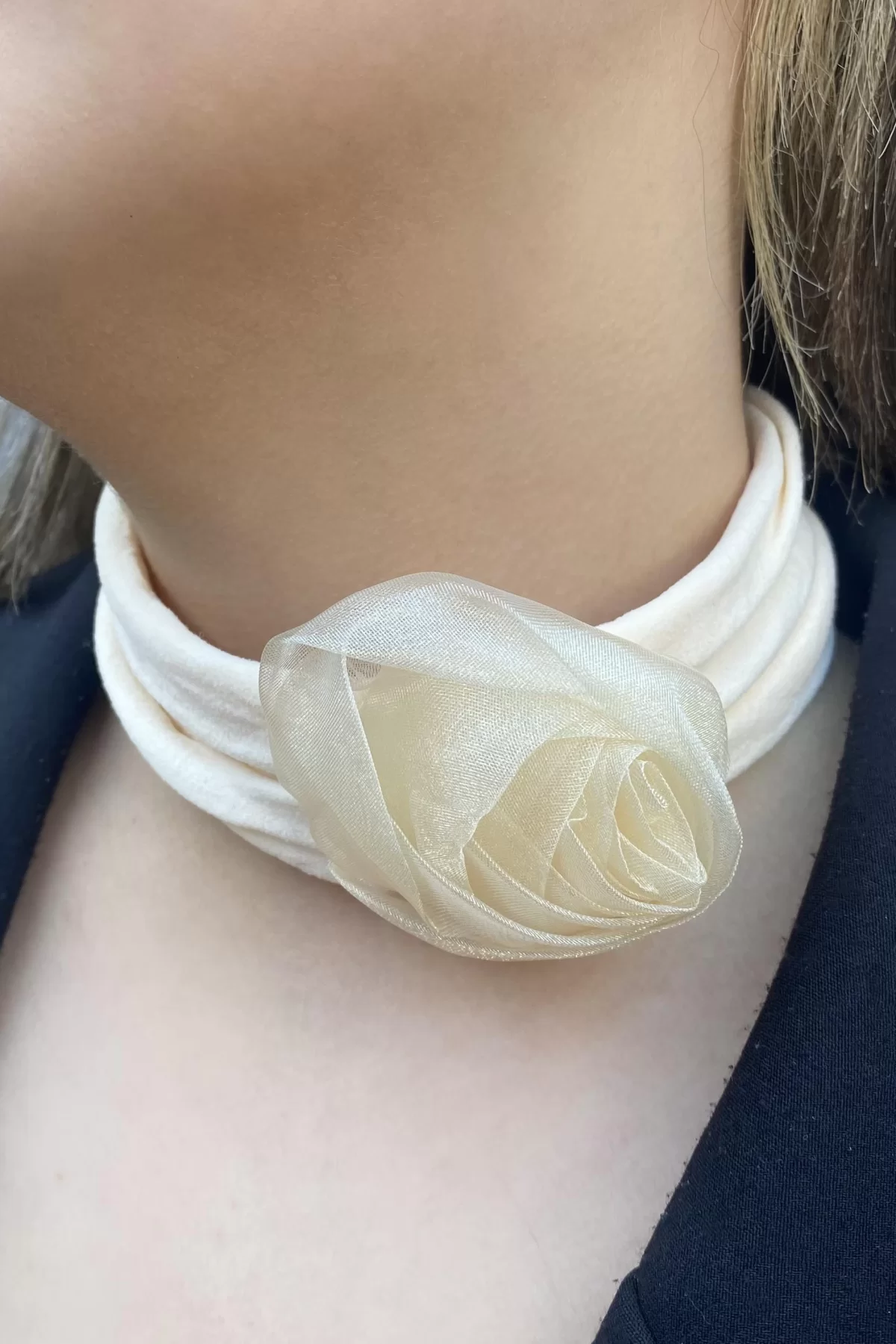 Krem Renk Gül Detaylı Choker Kolye