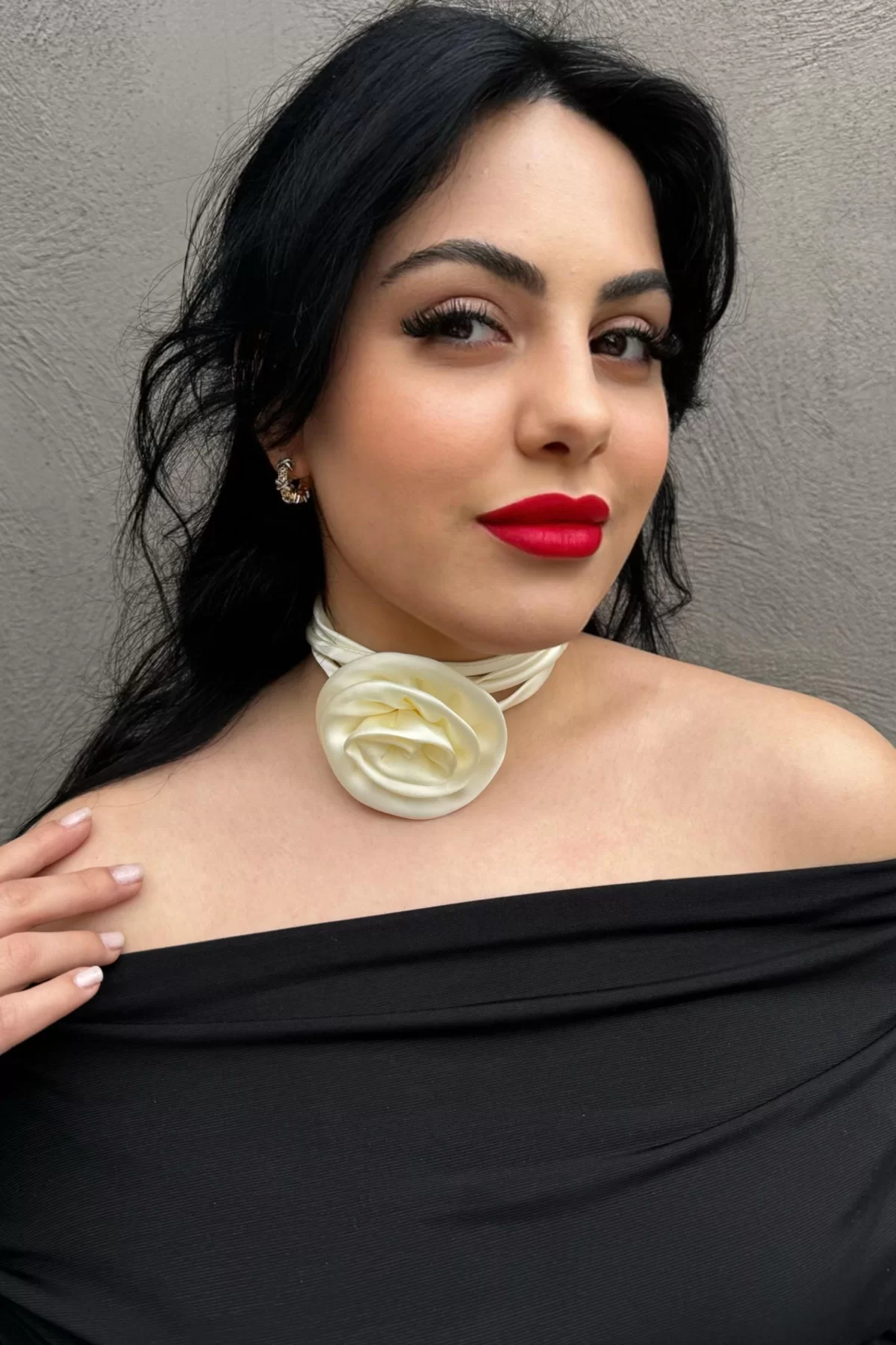 Krem Renk Gül Detaylı Choker Kolye