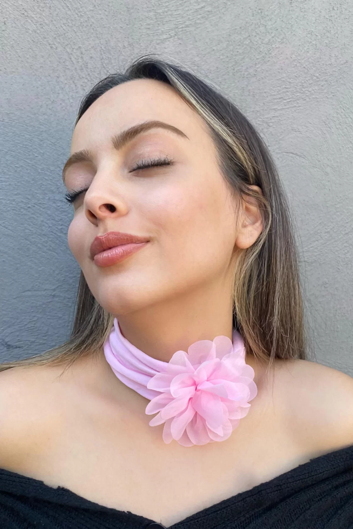 Pembe Renk Çiçek Detaylı Choker Kolye