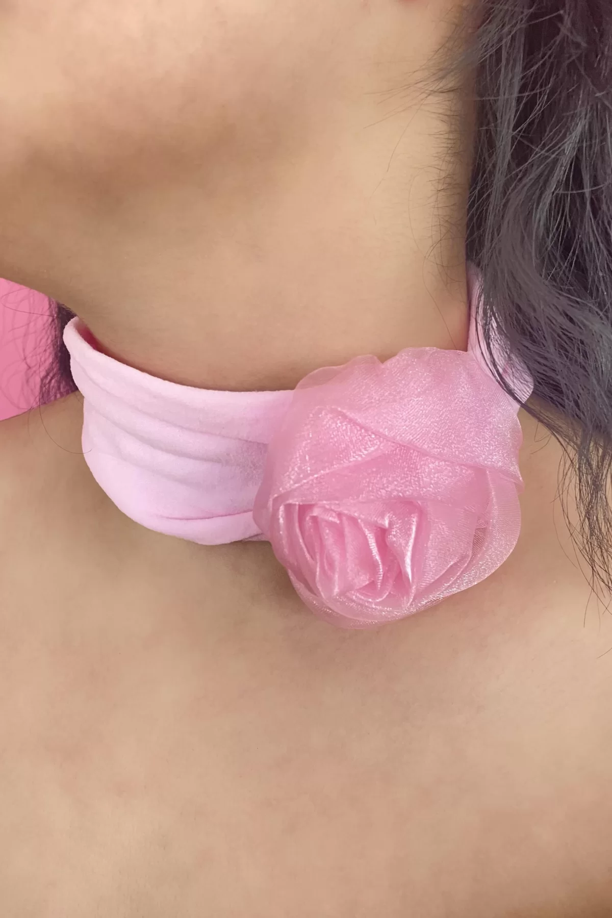 Pembe Renk Gül Detaylı Choker Kolye