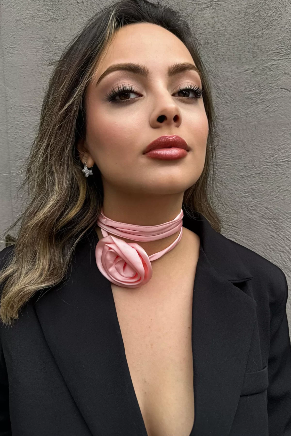 Pembe Renk Gül Detaylı Choker Kolye