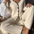 Kadın Beyaz Örme Kumaş V Yaka Düğmeli Rahat Şık Pijama Takımı