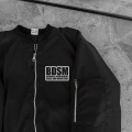 Siyah Bomber Mont – Fermuarlı, Cepli, Kapitone Astarlı, Göğüs Baskılı -