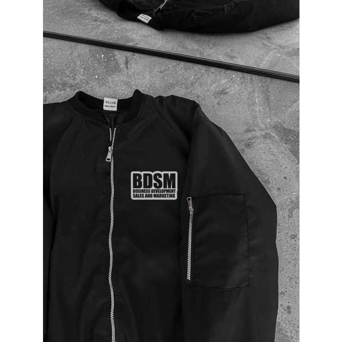 Siyah Bomber Mont – Fermuarlı, Cepli, Kapitone Astarlı, Göğüs Baskılı -