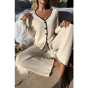 Kadın Beyaz Örme Kumaş V Yaka Düğmeli Rahat Şık Pijama Takımı