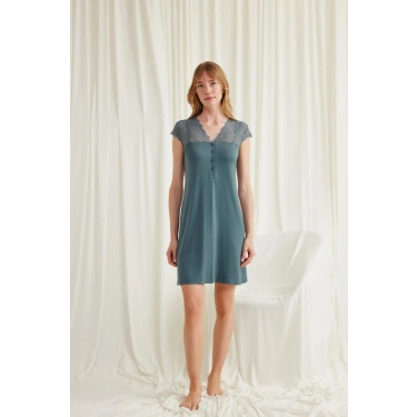 Kolu Omzu Ve Yakası Dantelli Önü Düğmeli Gecelik