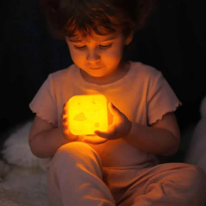 Cloud B Uzay Şarj Edilebilir Sensörlü Gece Lambası 7x7 cm