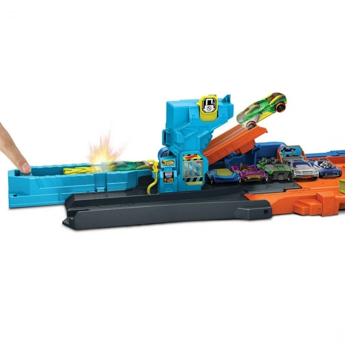 Hot Wheels City Akrobasi Garajı