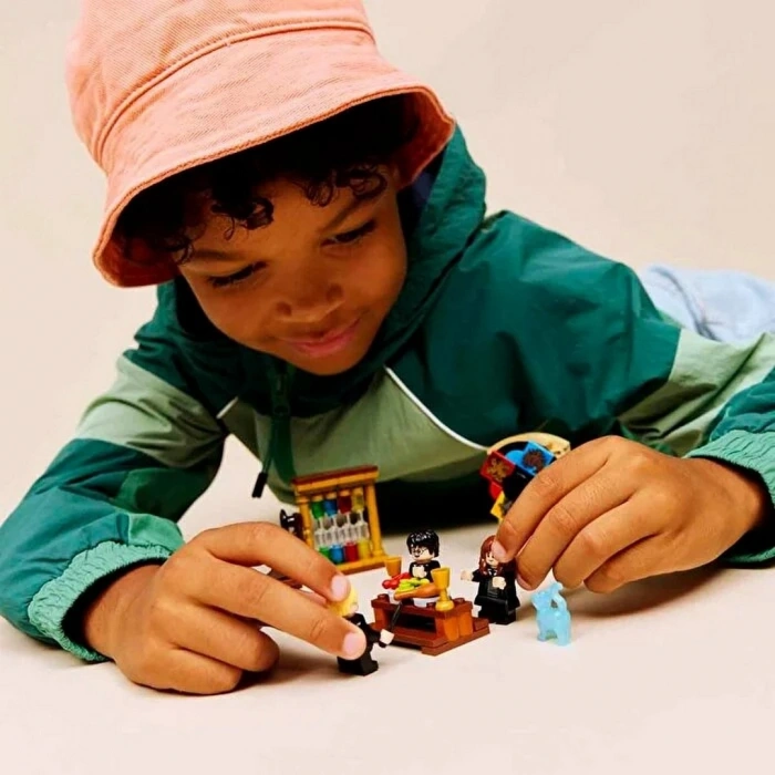 LEGO Harry Potter Hogwarts Şatosu: Seçmen Şapka Töreni 76460