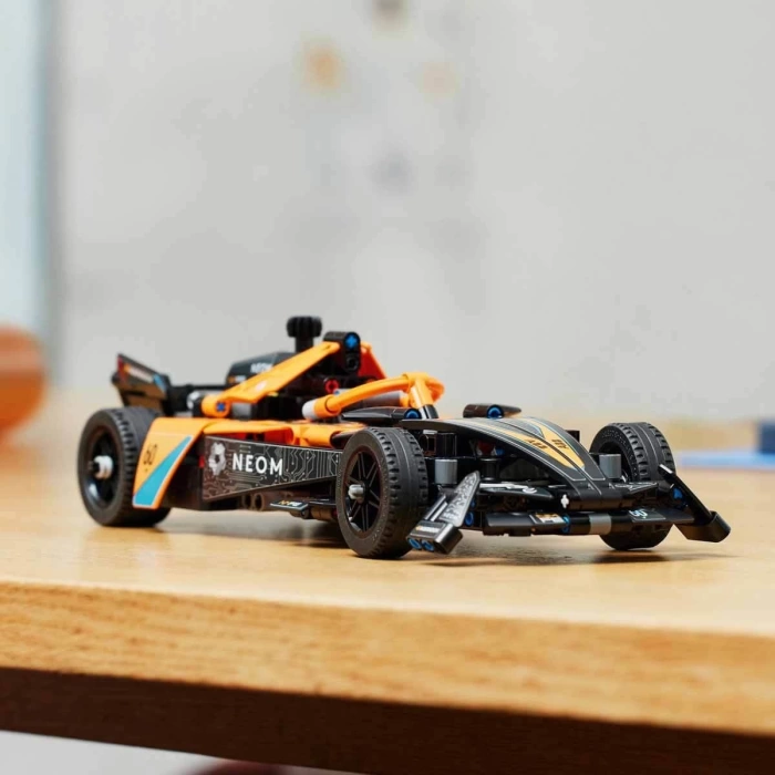 LEGO Technic NEOM McLaren Formula E Yarış Arabası 42169