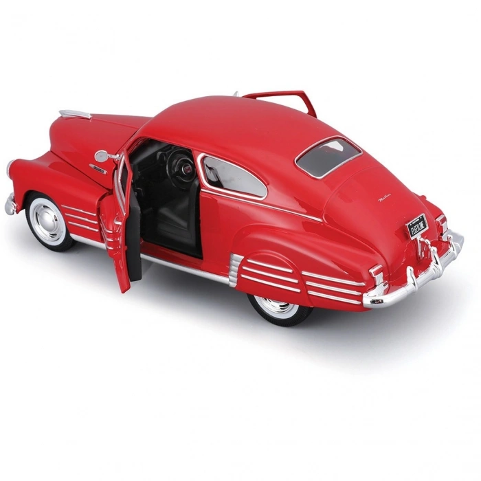Maisto 1/25 1948 Chevrolet Fleetline Aerosedan Araba