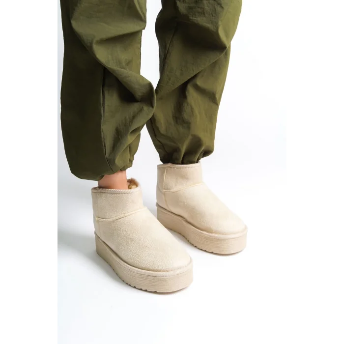 AMELIA Bağcıksız Düz ve Kalın Taban İçi Kürklü Kısa Süet Kadın Bot  KT - Krem