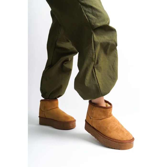 AMELIA Bağcıksız Düz ve Kalın Taban İçi Kürklü Kısa Süet Kadın Bot  TT - Taba