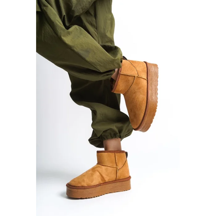 AMELIA Bağcıksız Düz ve Kalın Taban İçi Kürklü Kısa Süet Kadın Bot  TT - Taba