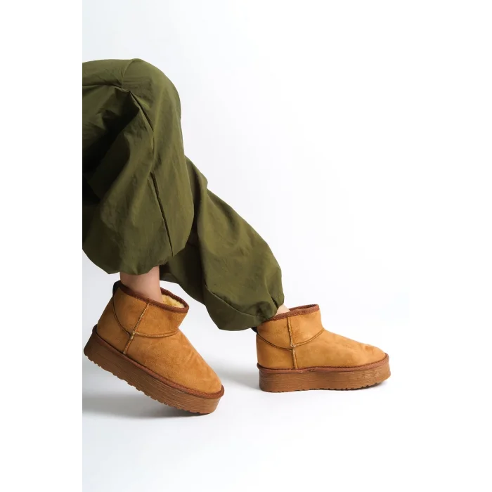 AMELIA Bağcıksız Düz ve Kalın Taban İçi Kürklü Kısa Süet Kadın Bot  TT - Taba