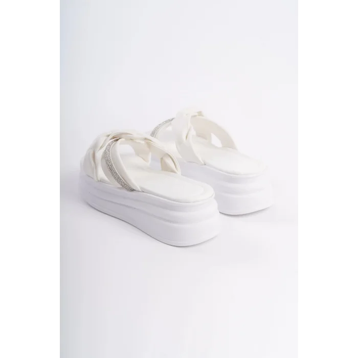 CLARA Düz Topuklu Kurdele Desenli Taşlı Kalın ve Ortopedik Taban Kadın Terlik  BT - Beyaz