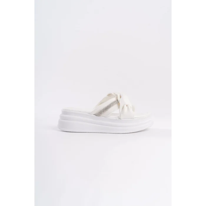 CLARA Düz Topuklu Kurdele Desenli Taşlı Kalın ve Ortopedik Taban Kadın Terlik  BT - Beyaz