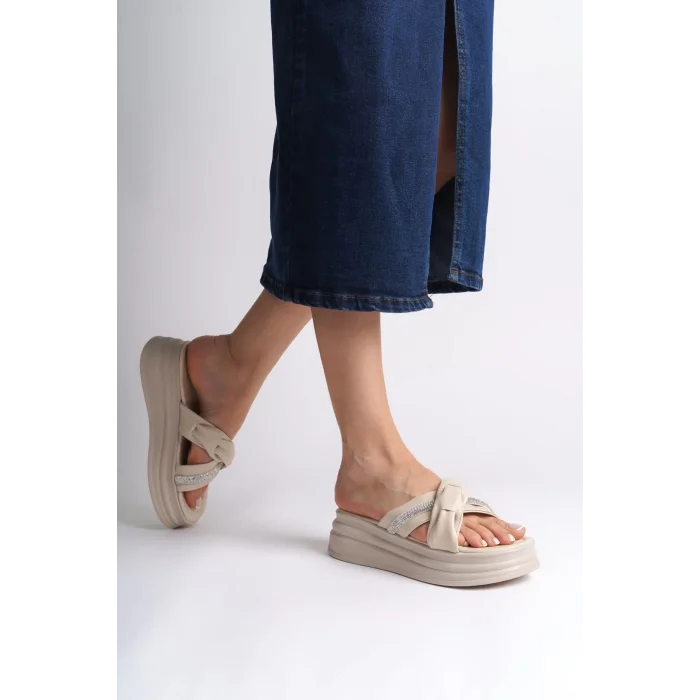 CLARA Düz Topuklu Kurdele Desenli Taşlı Kalın ve Ortopedik Taban Kadın Terlik  KT - Krem