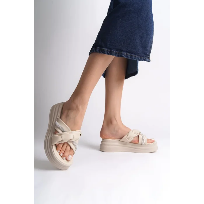 CLARA Düz Topuklu Kurdele Desenli Taşlı Kalın ve Ortopedik Taban Kadın Terlik  KT - Krem