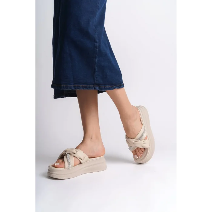 CLARA Düz Topuklu Kurdele Desenli Taşlı Kalın ve Ortopedik Taban Kadın Terlik  KT - Krem