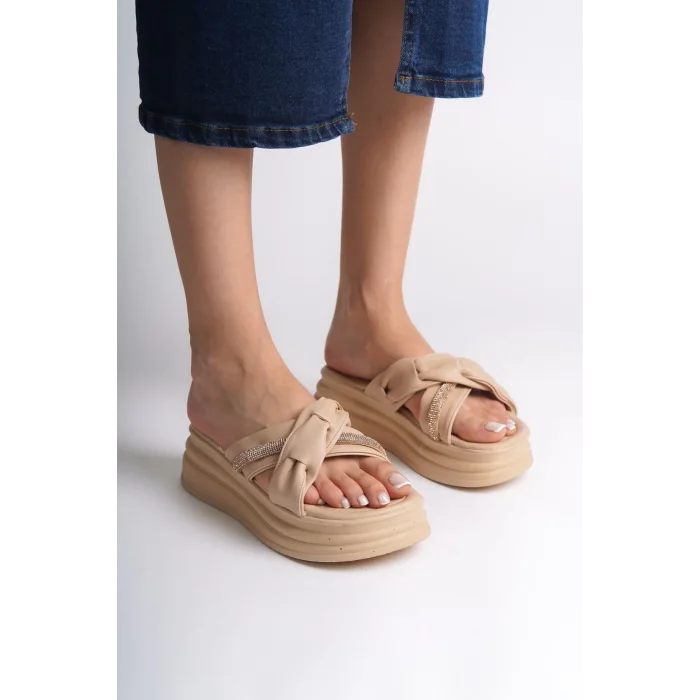 CLARA Düz Topuklu Kurdele Desenli Taşlı Kalın ve Ortopedik Taban Kadın Terlik  TT - Ten