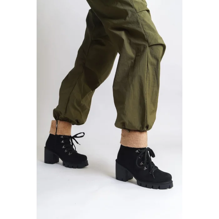 EMMA Bağcıklı Fermuarlı Ortopedik Taban Topuklu Kürk Detaylı Süet Kadın Bot ST - Siyah