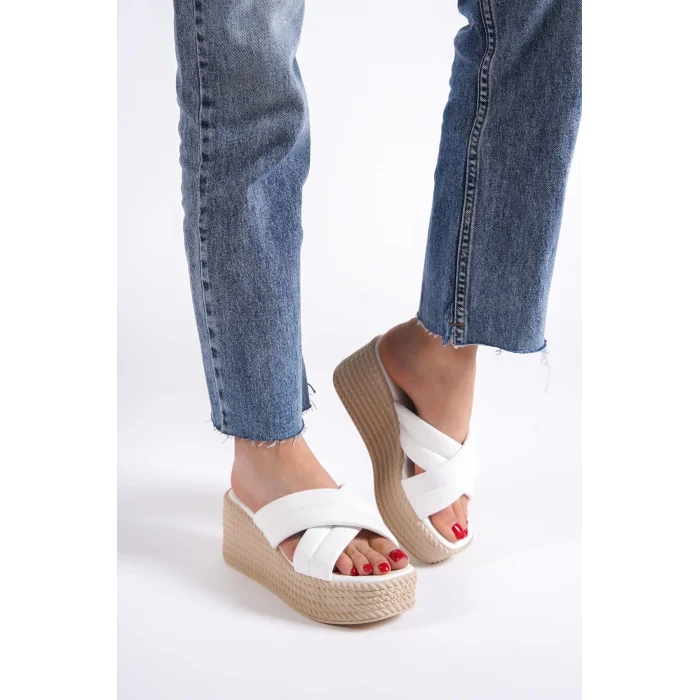 JOYMIX Dolgu Topuklu Ortopedik Taban Hasır Görünümlü Kadın Terlik KT - Beyaz