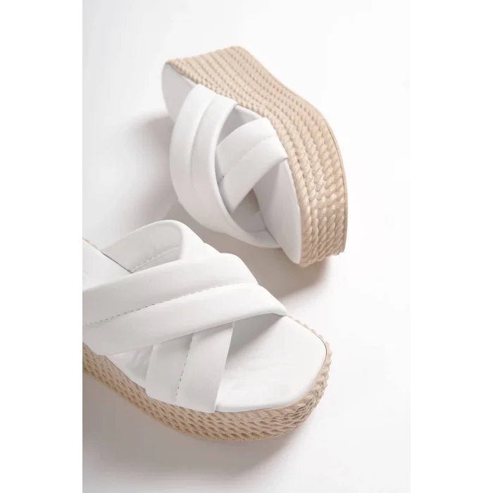 JOYMIX Dolgu Topuklu Ortopedik Taban Hasır Görünümlü Kadın Terlik KT - Beyaz