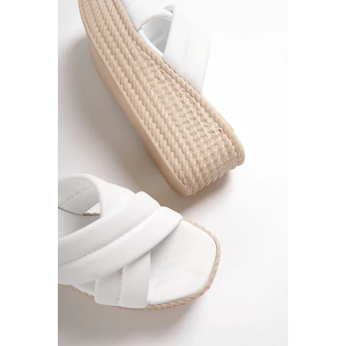 JOYMIX Dolgu Topuklu Ortopedik Taban Hasır Görünümlü Kadın Terlik KT - Beyaz