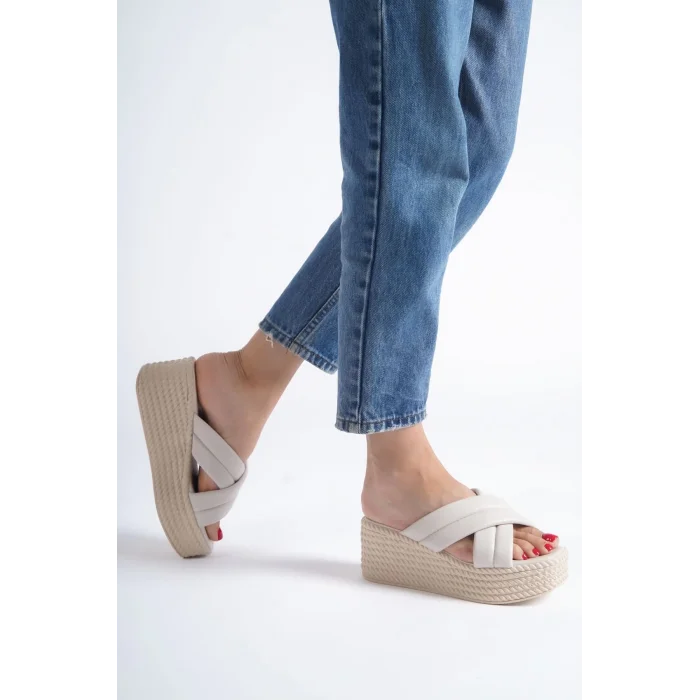 JOYMIX Dolgu Topuklu Ortopedik Taban Hasır Görünümlü Kadın Terlik KT - Krem