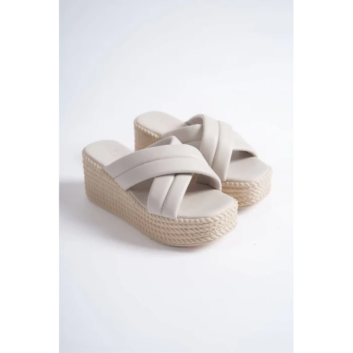 JOYMIX Dolgu Topuklu Ortopedik Taban Hasır Görünümlü Kadın Terlik KT - Krem