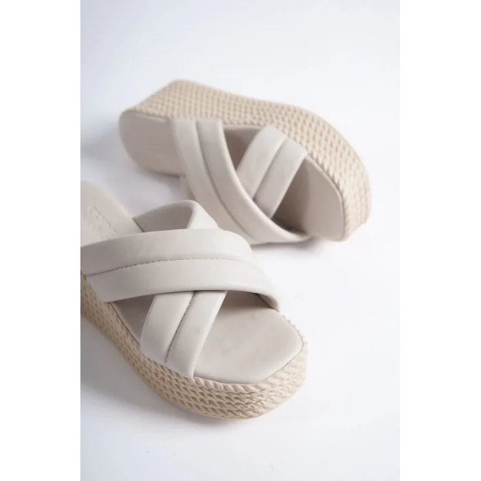 JOYMIX Dolgu Topuklu Ortopedik Taban Hasır Görünümlü Kadın Terlik KT - Krem