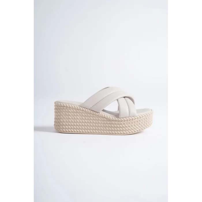 JOYMIX Dolgu Topuklu Ortopedik Taban Hasır Görünümlü Kadın Terlik KT - Krem