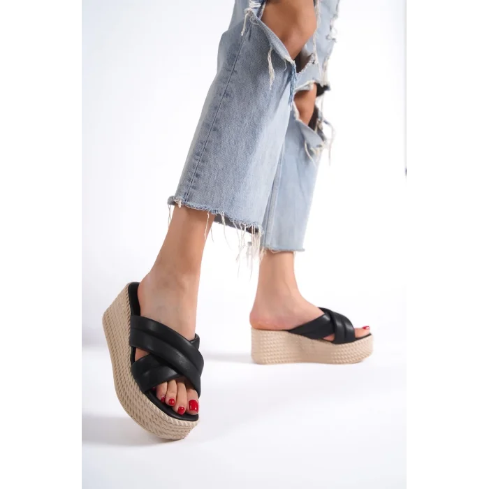 JOYMIX Dolgu Topuklu Ortopedik Taban Hasır Görünümlü Kadın Terlik KT - Siyah