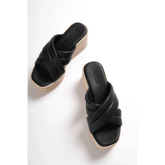 JOYMIX Dolgu Topuklu Ortopedik Taban Hasır Görünümlü Kadın Terlik KT - Siyah