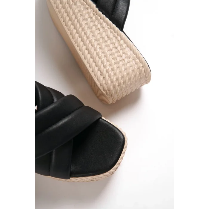 JOYMIX Dolgu Topuklu Ortopedik Taban Hasır Görünümlü Kadın Terlik KT - Siyah