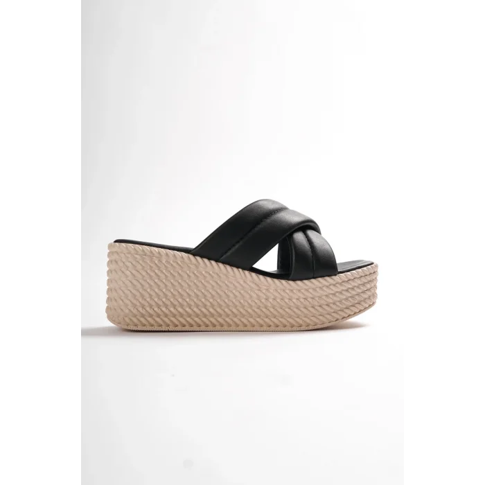 JOYMIX Dolgu Topuklu Ortopedik Taban Hasır Görünümlü Kadın Terlik KT - Siyah