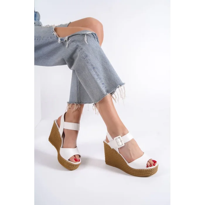 PERLA Tokalı Lastikli Dolgu Topuklu Ortopedik Taban Hasır Görünümlü Kadın Sandalet CKT - Beyaz