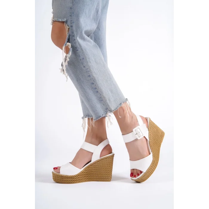 PERLA Tokalı Lastikli Dolgu Topuklu Ortopedik Taban Hasır Görünümlü Kadın Sandalet CKT - Beyaz